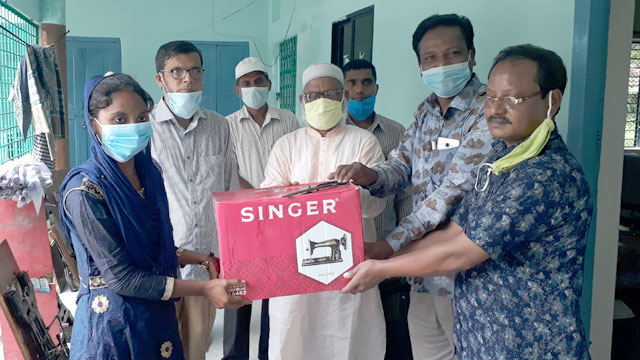 গোমস্তাপুরে জেলা পরিষদের অর্থ সহায়তায় সেলাই মেশিন ও ফ্যান বিতরণ