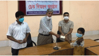 গোমস্তাপুরে শিক্ষা বৃত্তির চেক বিতরণ