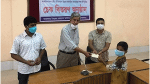 গোমস্তাপুরে শিক্ষা বৃত্তির চেক বিতরণ