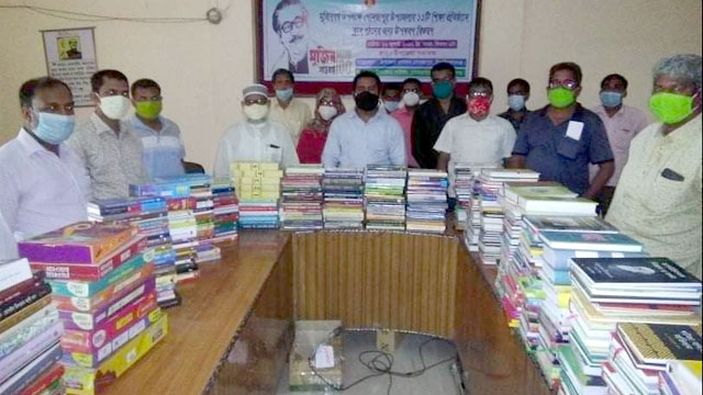 মুজিববর্ষ উপলক্ষে গোমস্তাপুরে শিক্ষা প্রতিষ্ঠান ও ইউনিয়ন পরিষদে বিভিন্ন উপকরণ বিতরণ