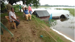 গোমস্তাপুরের আলিনগরে ইউএনও’র ক্ষতিগ্রস্ত বাঁধ পরিদর্শন