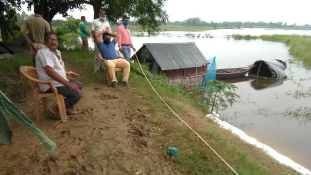 গোমস্তাপুরের আলিনগরে ইউএনও’র ক্ষতিগ্রস্ত বাঁধ পরিদর্শন