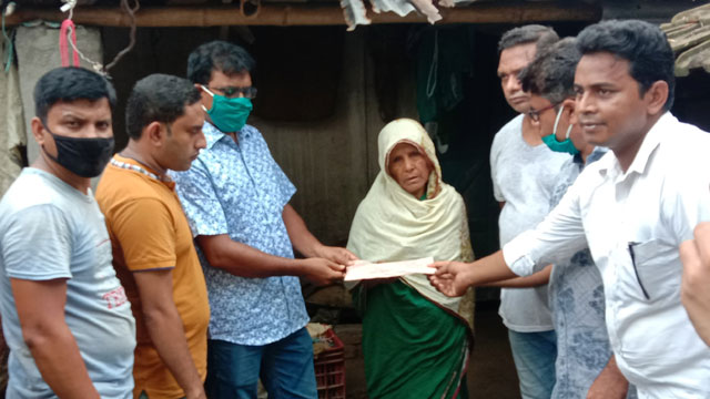 গোমস্তাপুরে মুক্তিযোদ্ধার স্ত্রীকে হ্যালো গোমস্তাপুরের অর্থ সহায়তা