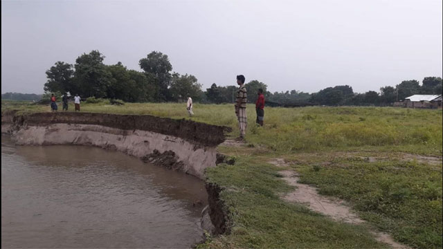 দেবীনগর ইউনিয়নে মহানন্দা নদীর ভাঙ্গনে দিশাহারা কয়েক গ্রামের মানুষ