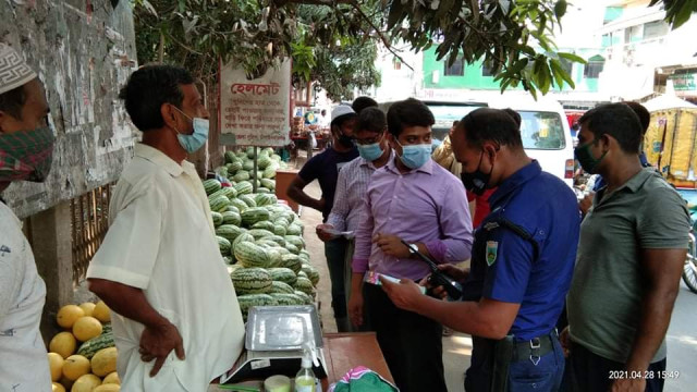 চাঁপাইনবাবগঞ্জে ৩ তরমুজ বিক্রেতা কে জরিমানা