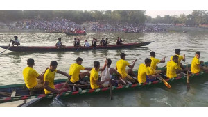 গোমস্তাপুরে ঐতিহ্যবাহী নৌকা বাইচ প্রতিযোগিতার উদ্বোধন  