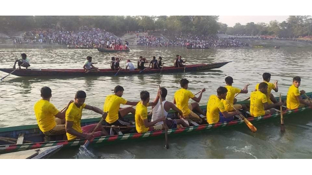 গোমস্তাপুরে ঐতিহ্যবাহী নৌকা বাইচ প্রতিযোগিতার উদ্বোধন
