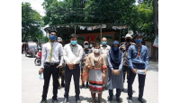 চাঁপাইনবাবগঞ্জ জেলা প্রশাসনের জনসচেতনতামূলক অভিযান ও মাস্ক বিতরণ