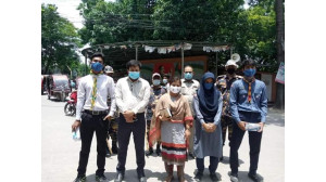 চাঁপাইনবাবগঞ্জ জেলা প্রশাসনের জনসচেতনতামূলক অভিযান ও মাস্ক বিতরণ