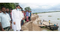 দেবীনগরে মহানন্দার ভাঙ্গন পরিদর্শন করলেন উপজেলা চেয়ারম্যান