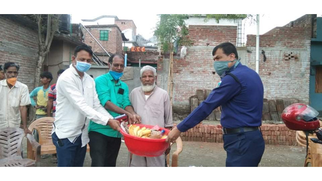 ৪ হাজার কবর খোঁড়া সেই অসুস্থ ব্যক্তিকে এক মাসের খাবার অর্থ সহায়তা দিলেন ওসি জিয়াউর রহমান