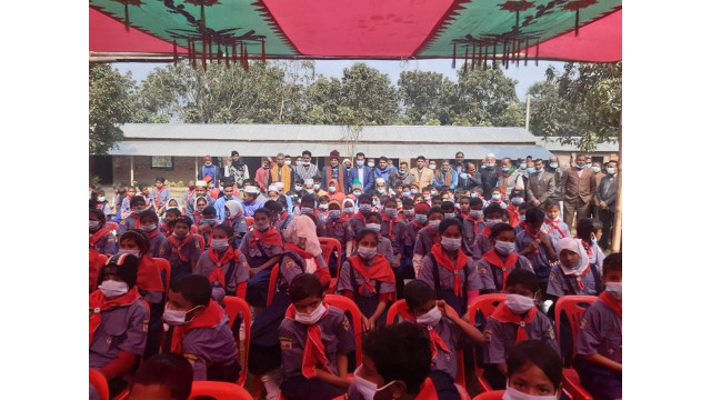 গোবরাতলা ইউনিয়নে কাব পোষাক ও স্যানিটারী ন্যাপকিন বিতরণ