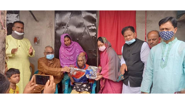 গৃহহীন সইদনকে নিজ অর্থায়নে তৈরি বাড়ির চাবি তুলে দিলেন জেসি এমপি