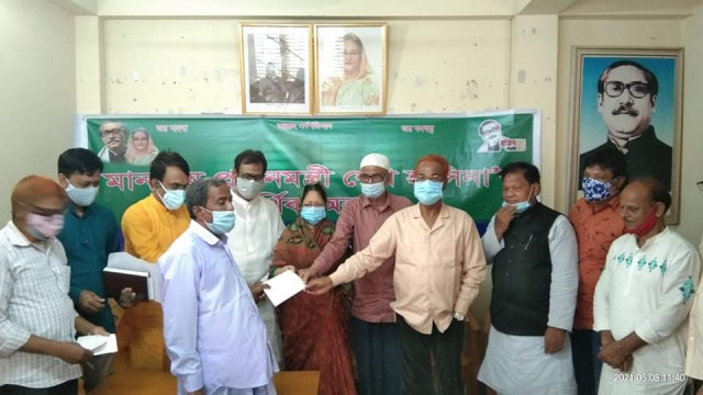 দলের দুস্থ ও অসুস্থ কর্মীদের মধ্যে প্রধানমন্ত্রীর আর্থিক অনুদানের চেক বিতরণ