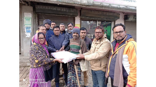 চাঁপাইনবাবগঞ্জের এসএসসি আমরা ৯৩ ব্যাচের শীতবস্ত্র কম্বল বিতরণ
