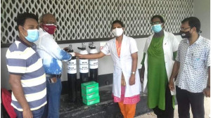 সদর হাসপাতালে পর আবারো গোমস্তাপুর ও নাচোল স্বাস্থ্য   কমপ্লেক্সে অক্সিজেন সিলিন্ডার  দিল বুয়েট অ্যালামনাই