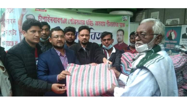 চা দোকানদারদের মাঝে মোখলেসুর রহমানের কম্বল বিতরণ