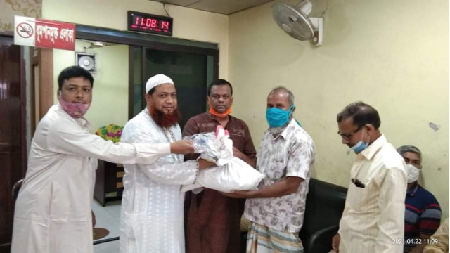 চাঁপাইনবাবগঞ্জ জেলা ঢাকা কোচ মাস্টার কল্যাণ সমিতির খাদ্য সামগ্রী বিতরণ