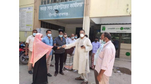 জনসাধারণের চলাচলের জন্য এককাঠা জমি কিনে দিলেন এমপি হারুন