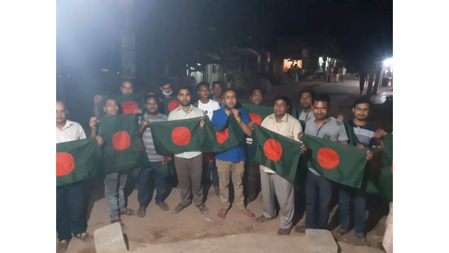 স্বাধীনতার সুবর্ণ জয়ন্তী উপলক্ষে চাঁপাইনবাবগঞ্জে সনাতন ফেডারেশনের জাতীয় পতাকা বিতরণ