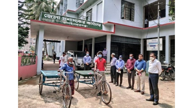 একরামুল ও শরীফকে আর্থিক সহায়তা ও ভ্যান প্রদান করল জেলা প্রশাসন