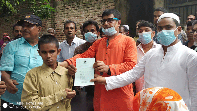 ভোলাহাটে ২ ইউপিতে উপকারভোগীদের মাঝে বই বিতরণ
