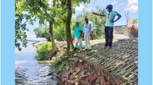 ভোলাহাটে পাউবো কর্মকর্তাদের মহানন্দার ভাঙ্গন পরিদর্শন 