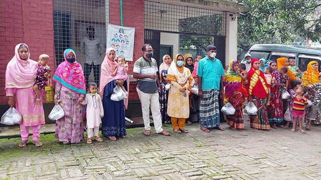 চাঁপাইনবাবগঞ্জের ভোলাহাট উপজেলায় শিশু খাদ্য বিতরণ