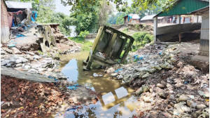 ভোলাহাটে ৩ বছর ধরে ভেঙ্গে আছে মুন্সিগঞ্জ হাট এলাকার কালভার্টটি